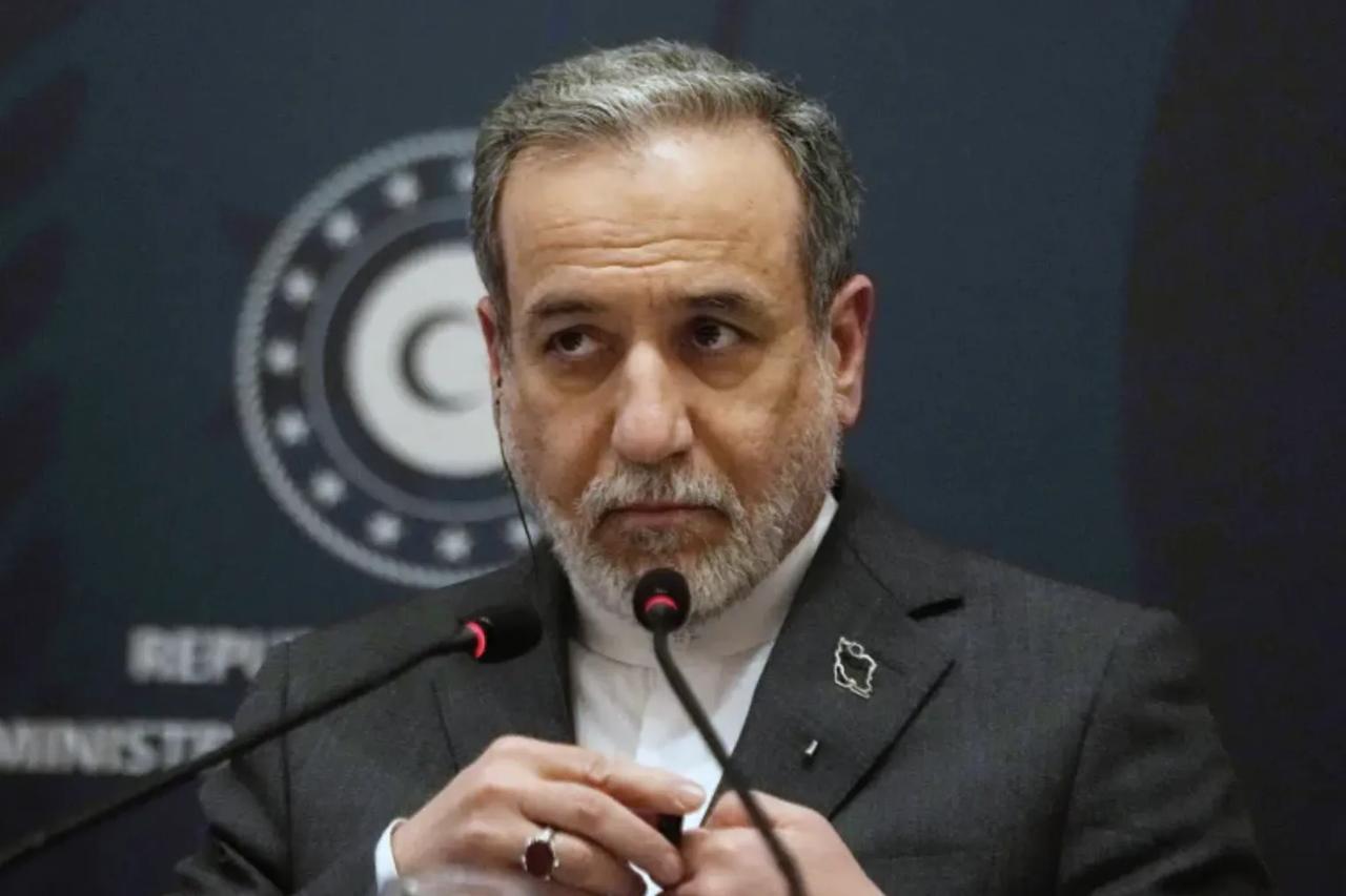 外长挨骂后，伊朗“投降派”低头妥协，主战派接管话语权

霍尔木兹海峡的航道管控状