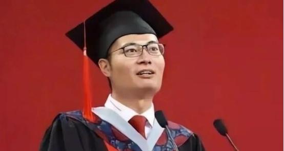 1999年，北大博士王永强携妻子移民美国，此后20年未曾回国与家人联系，其母亲病