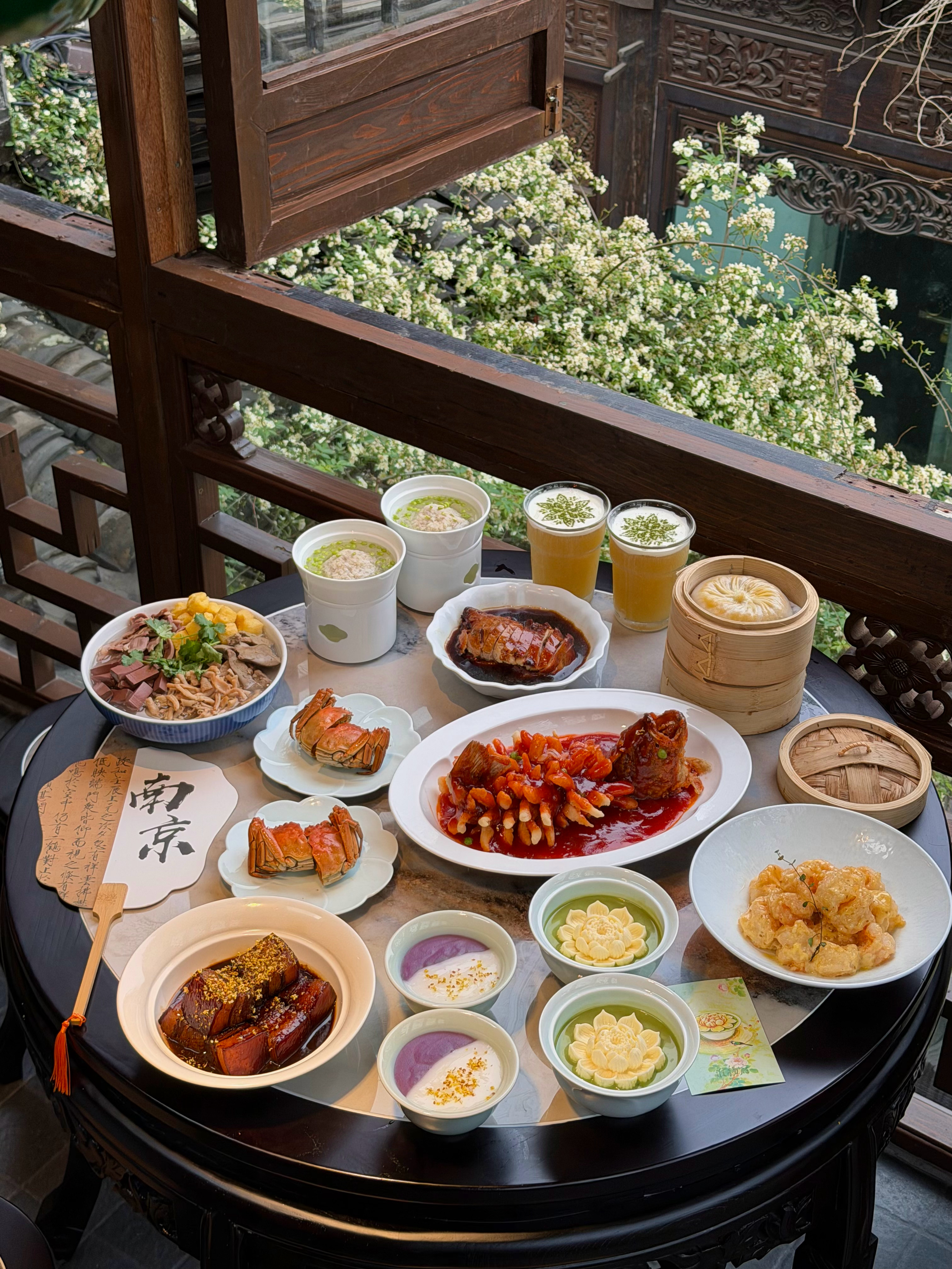 为了这一扇窗🪟总要特意来一趟南京吧···近期在南京发现宝藏景观餐厅🥢美到失语