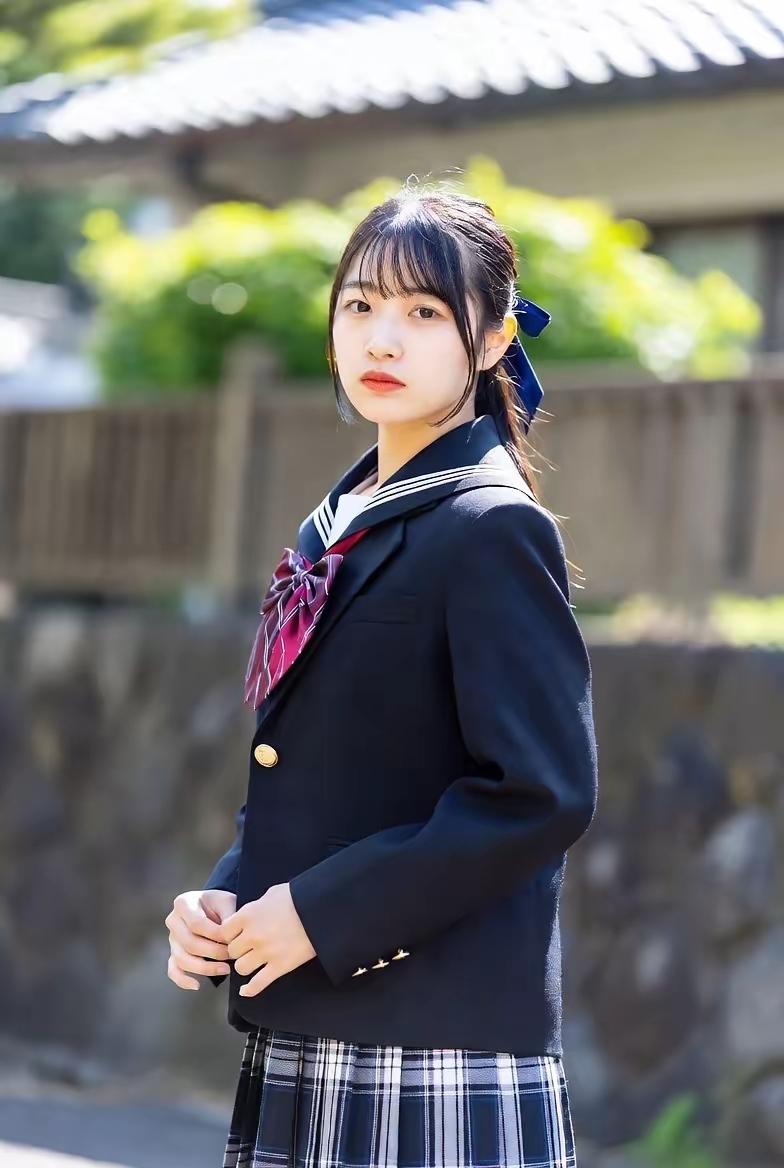 青春洋溢的校园少女，蓝白相间的校服，阳光下的美好时光。