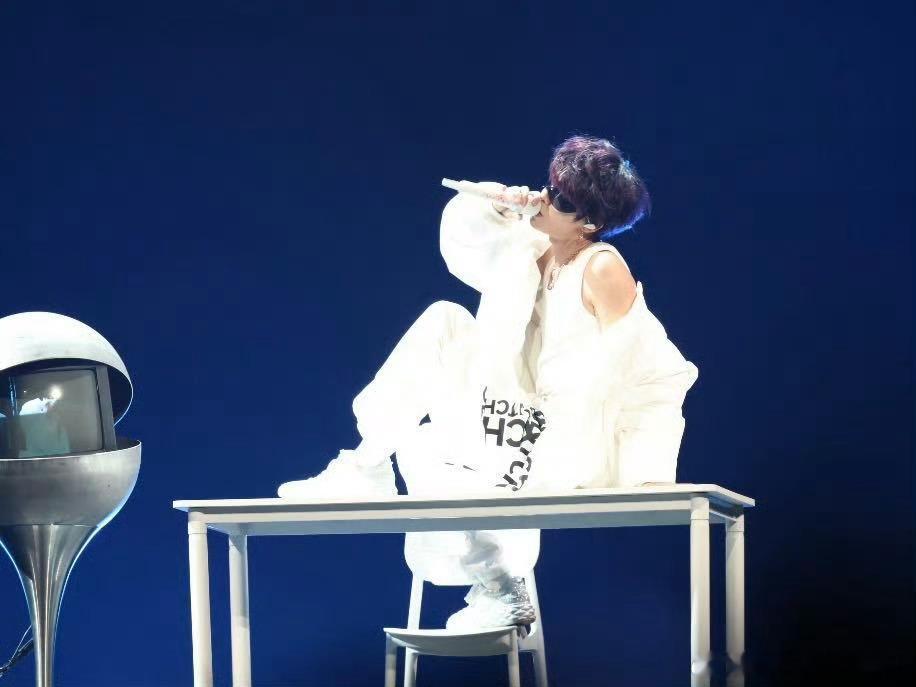 黄明昊演唱会 灯光与歌声撞满怀，少年舞台张力拉满，新歌好听、互动超甜。从开场到安