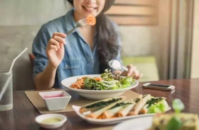 发胖的开关，可能根本不长在嘴上
当全网都在教人算卡路里、戒碳水时，一个被反复忽视