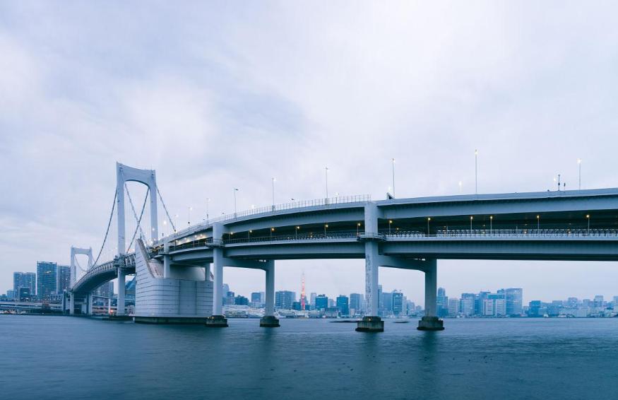 日本东京湾跨海大桥建成通车，是全球最长跨海大桥之一

日本东京湾跨海大桥已正式建