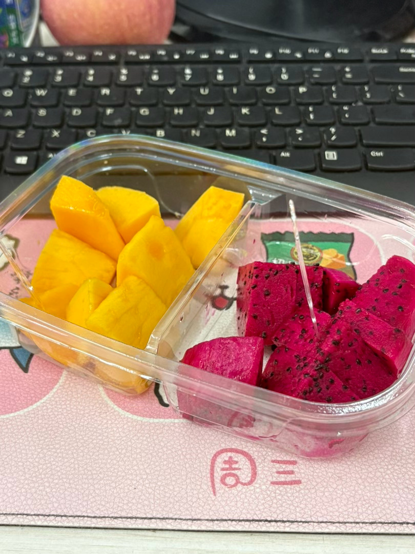 佳佳的投喂啦啦啦下午就在边干活边吃😋 