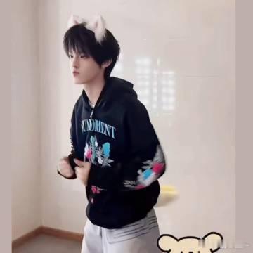 张泽禹 小狗的人塑 台上是气场全开的帅气小爱豆，台下秒变软萌修勾，小动作又奶又可