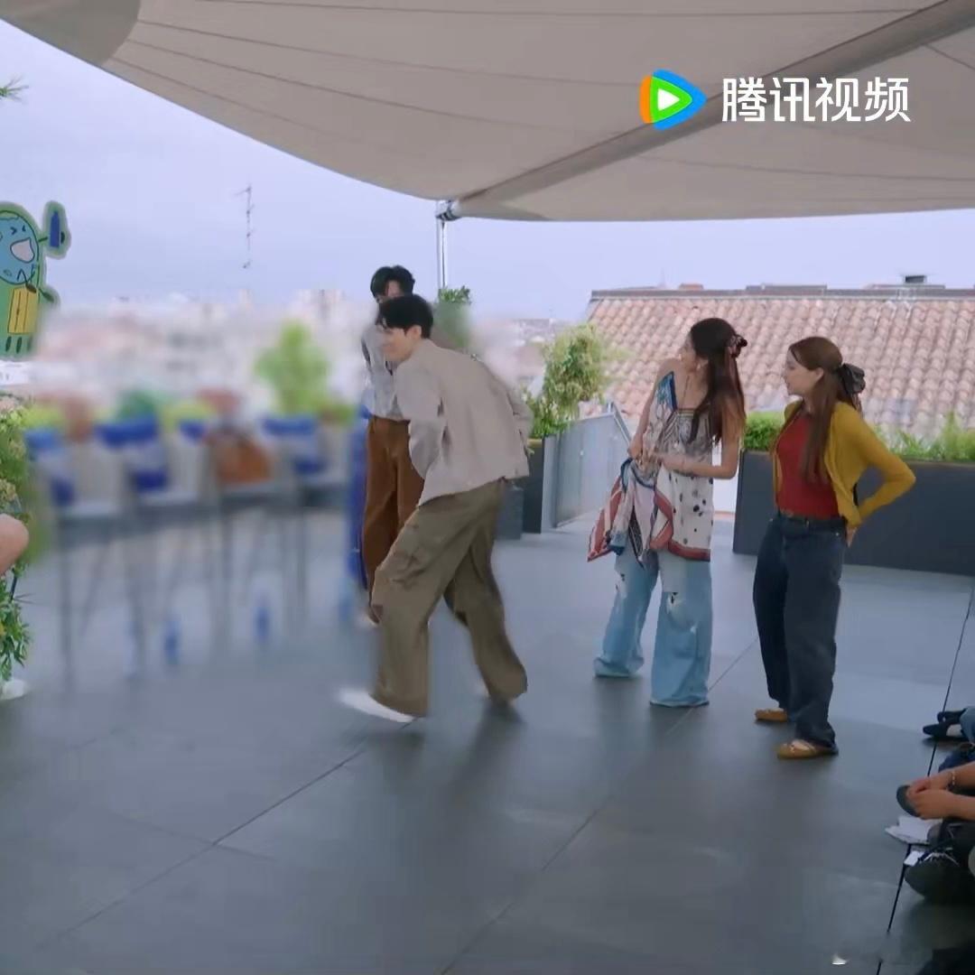 舞蹈基础龚俊就不基础地球超新鲜 “捂洞青春” 游戏里，龚俊的左手被娣娣的眼镜拆穿