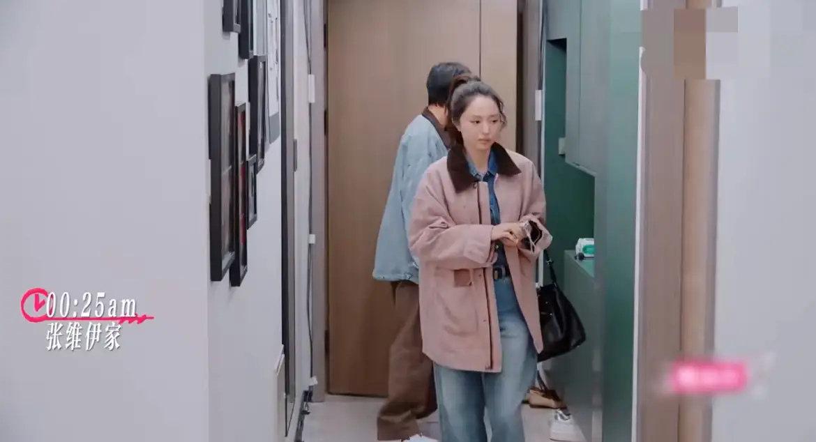 张维伊：璇儿，今天晚上就跟我回家住吧，好久没一起睡了。

董璇：（皱眉）我有点困
