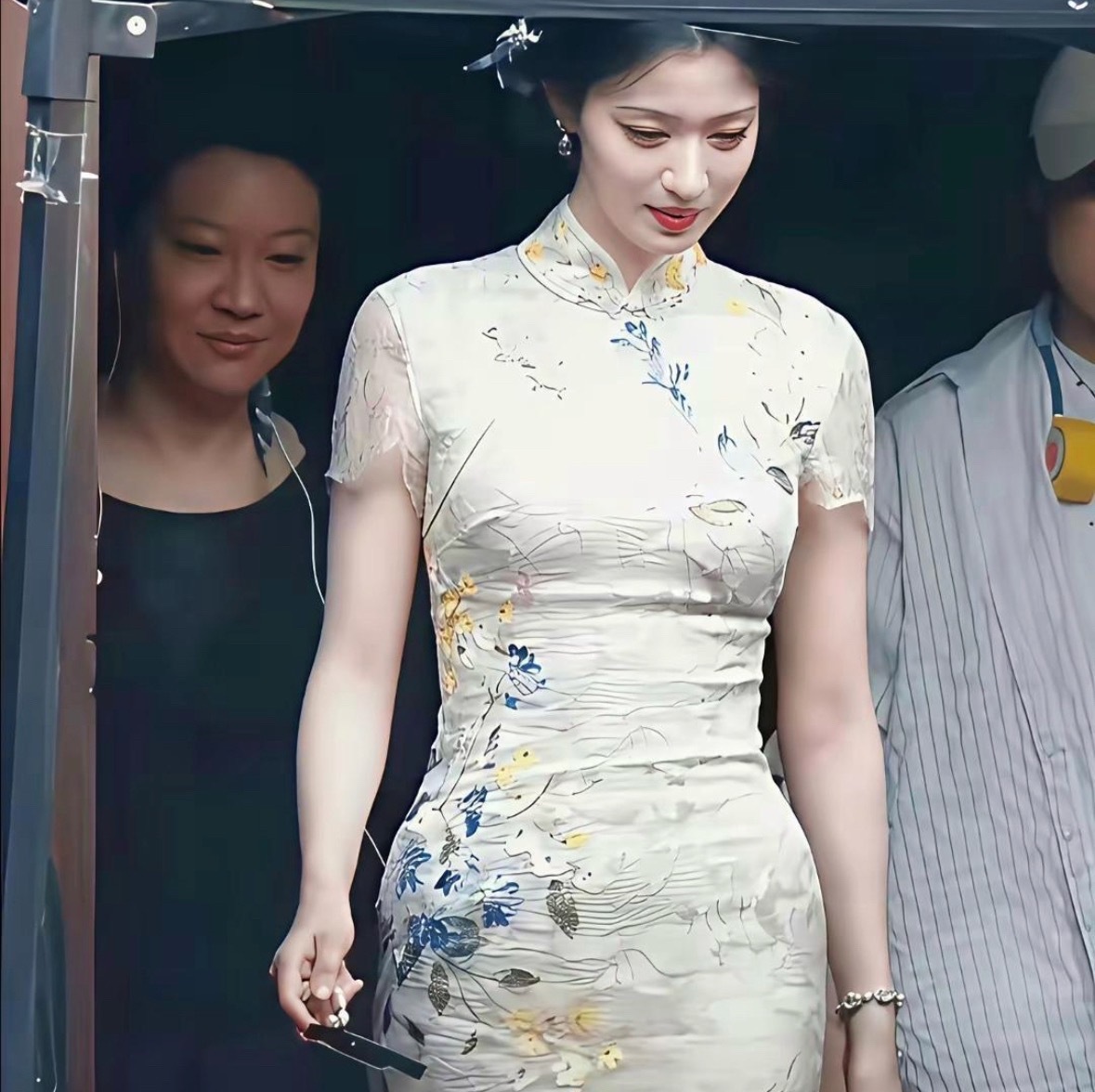 王楚然幸亏个子高，要不然这大骨架真的很吃亏，穿衣服都不好看！ 