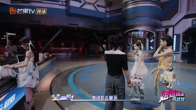 李一桐包可爱的 姐姐妹妹抓娃娃 李一桐一出场就甜到心坎里！笑容像小太阳，带着印着