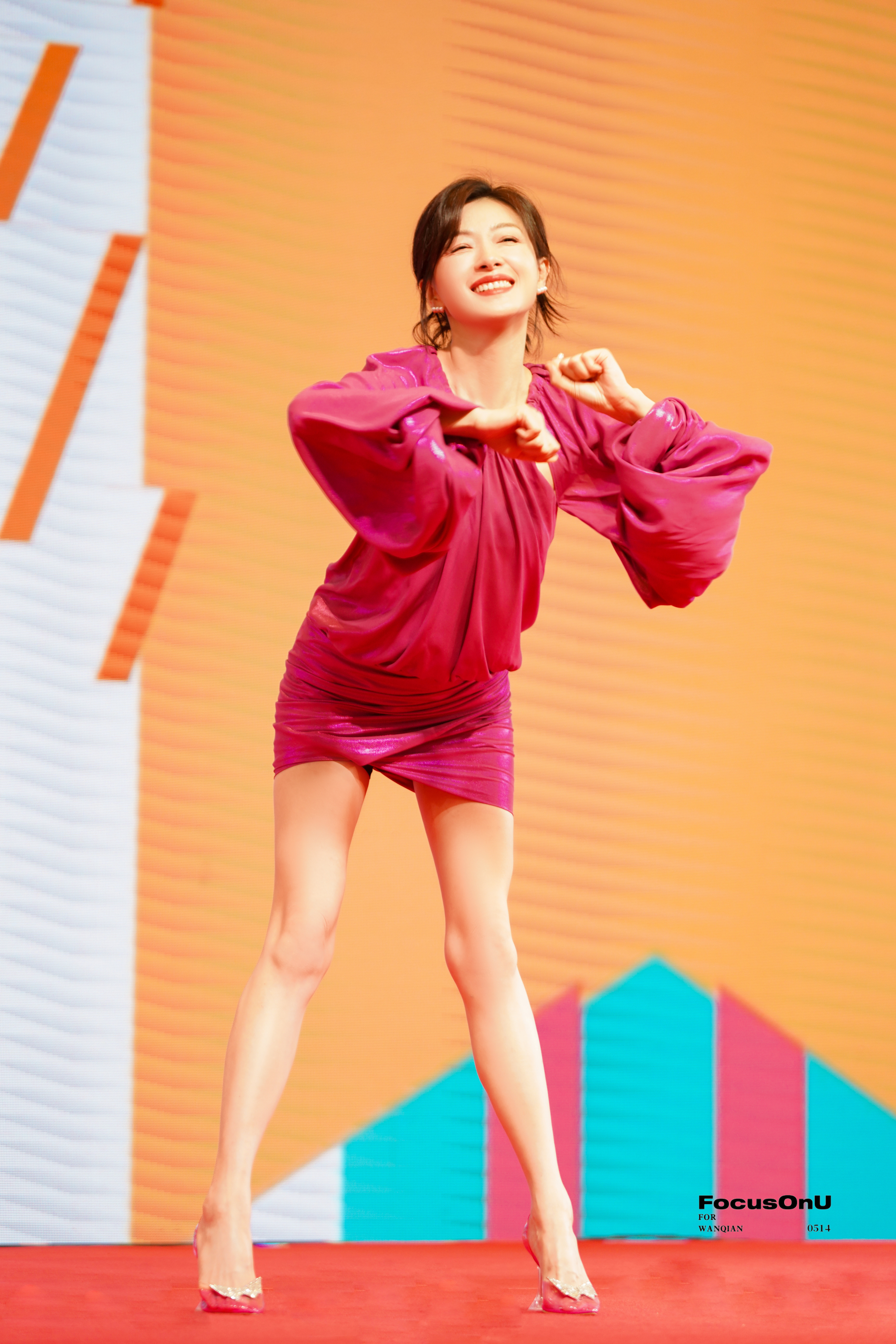 万茜 粉色超短裙 大方展示肉腿和玉足 