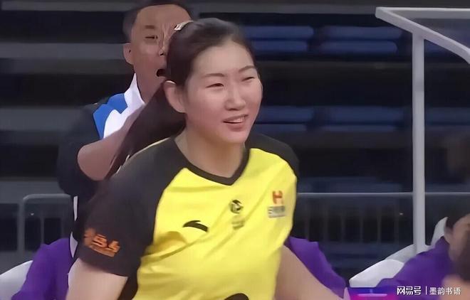 在刚刚结束的女排联赛铜牌之战的首场比赛中，山东女排的李晨萱以其出色的发挥拿下了全