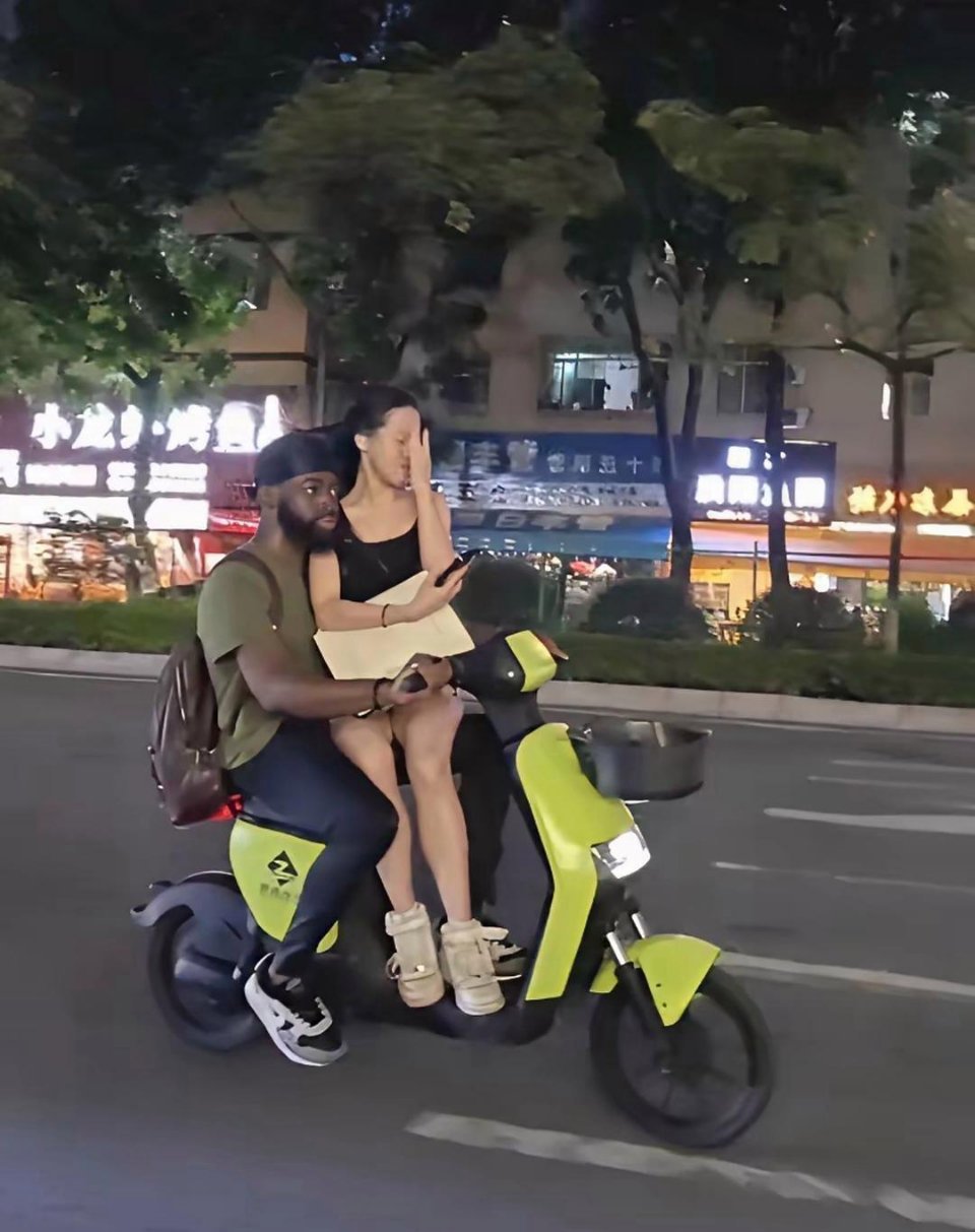 她居然还会不好意思呀?我真的是不懂啊 