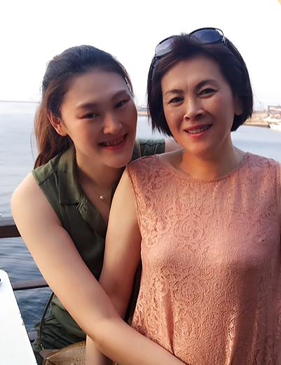 这是女排名将王一梅的母亲，看看王一梅与妈妈长的多像？五官，脸型和气质都像！但王一