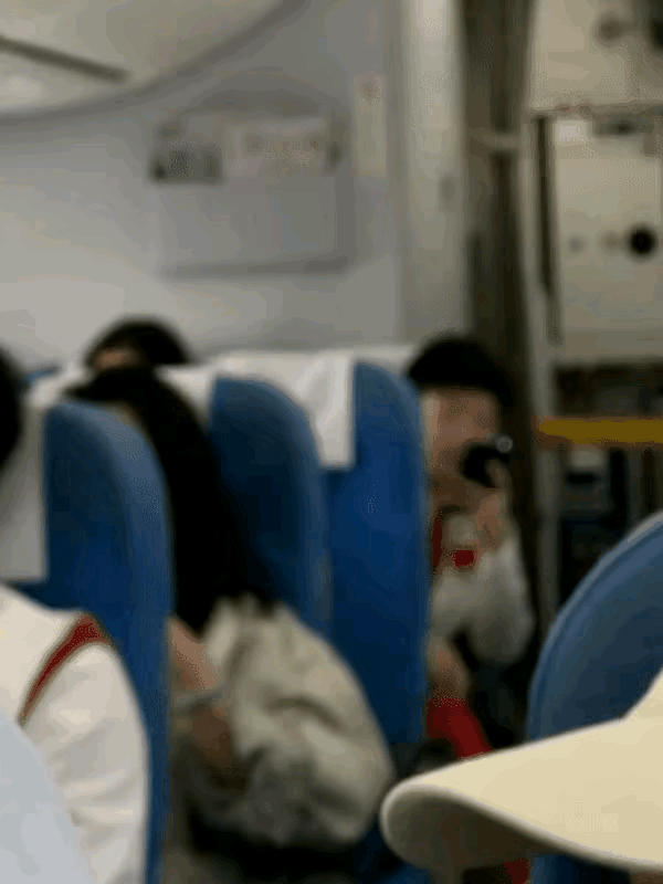 赛场下的两小只。满满当当的孩子气。