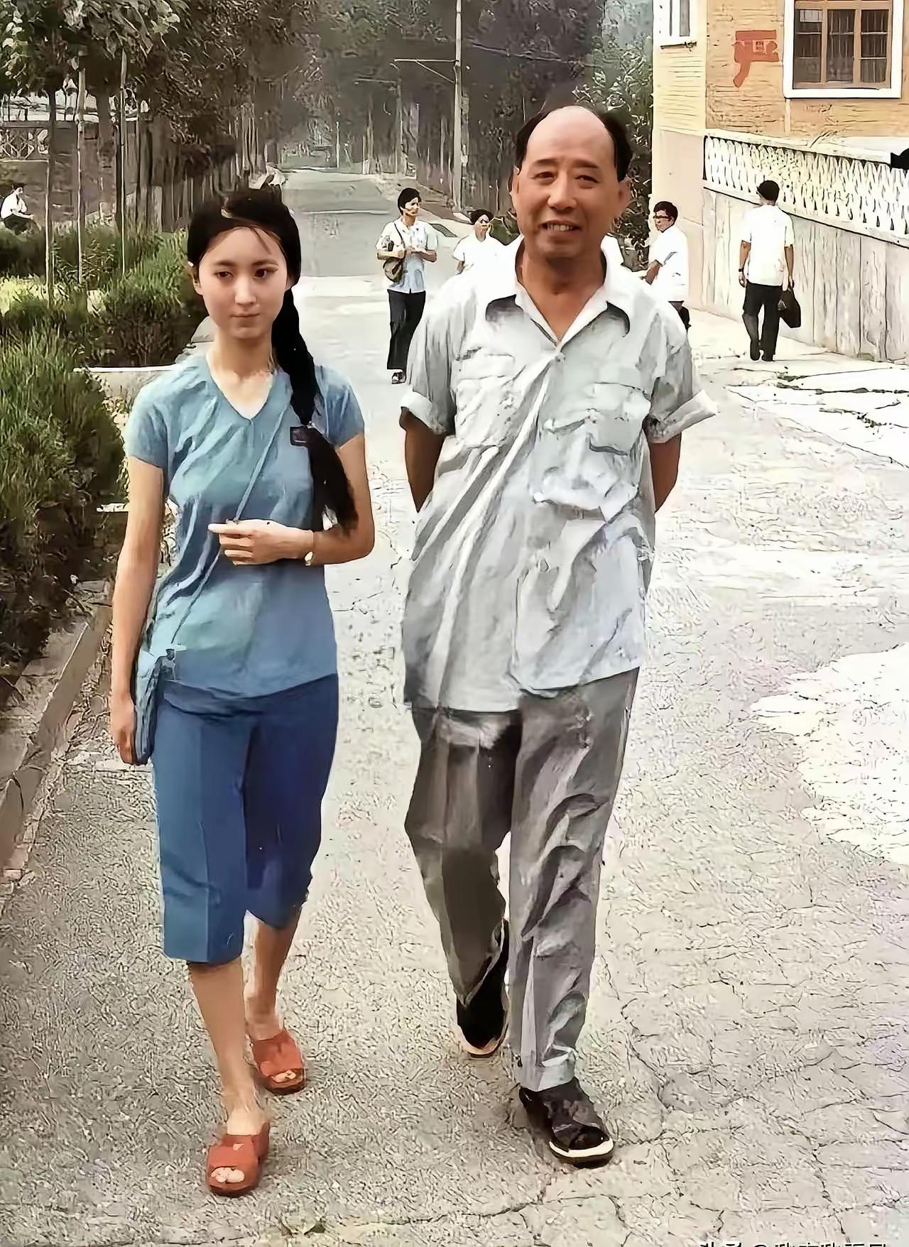 这是一张老照片
你们认识吗？
在哪个80年代，没有美颜，没有滤镜，居然有这位绝世