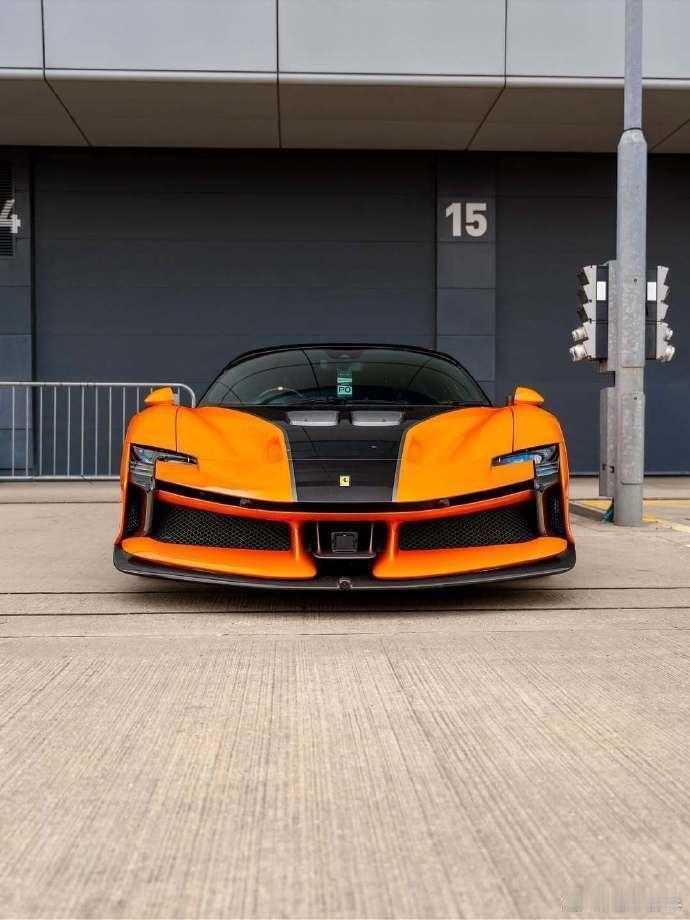 快看这台法拉利 SF90XX Stradale，绝美限定车漆加持，冷冽又耀眼的独