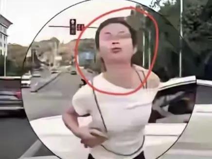 重庆被网友戏称“吐沫姐”的当事人，这回算是为自己的冲动买了单


7月21日晚高