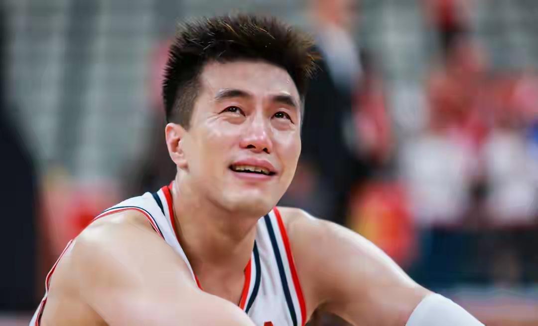 这就是郭艾伦去了广州龙狮后连续受伤的经历，2025年2月训练眼睛被队友戳伤，20