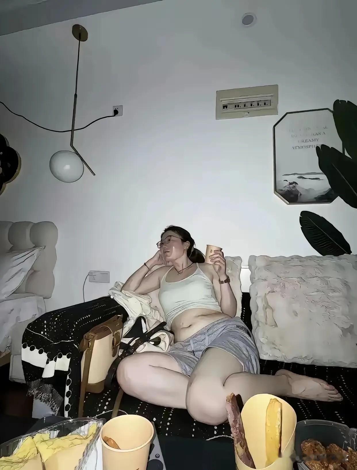 一位36岁未婚女彩礼38万，一位带娃妈妈分文不取，换作是你该怎么选？
两张照片是