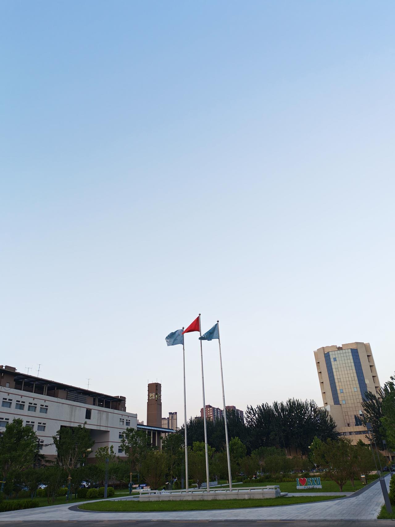 学生放假了，校园也好像沉寂了许多，没有了学期间的热闹与蓬勃。