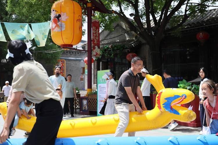 端午小长假：当“活力”成为被计算的流量。

现象是，景区人潮涌动、高铁票秒光、民