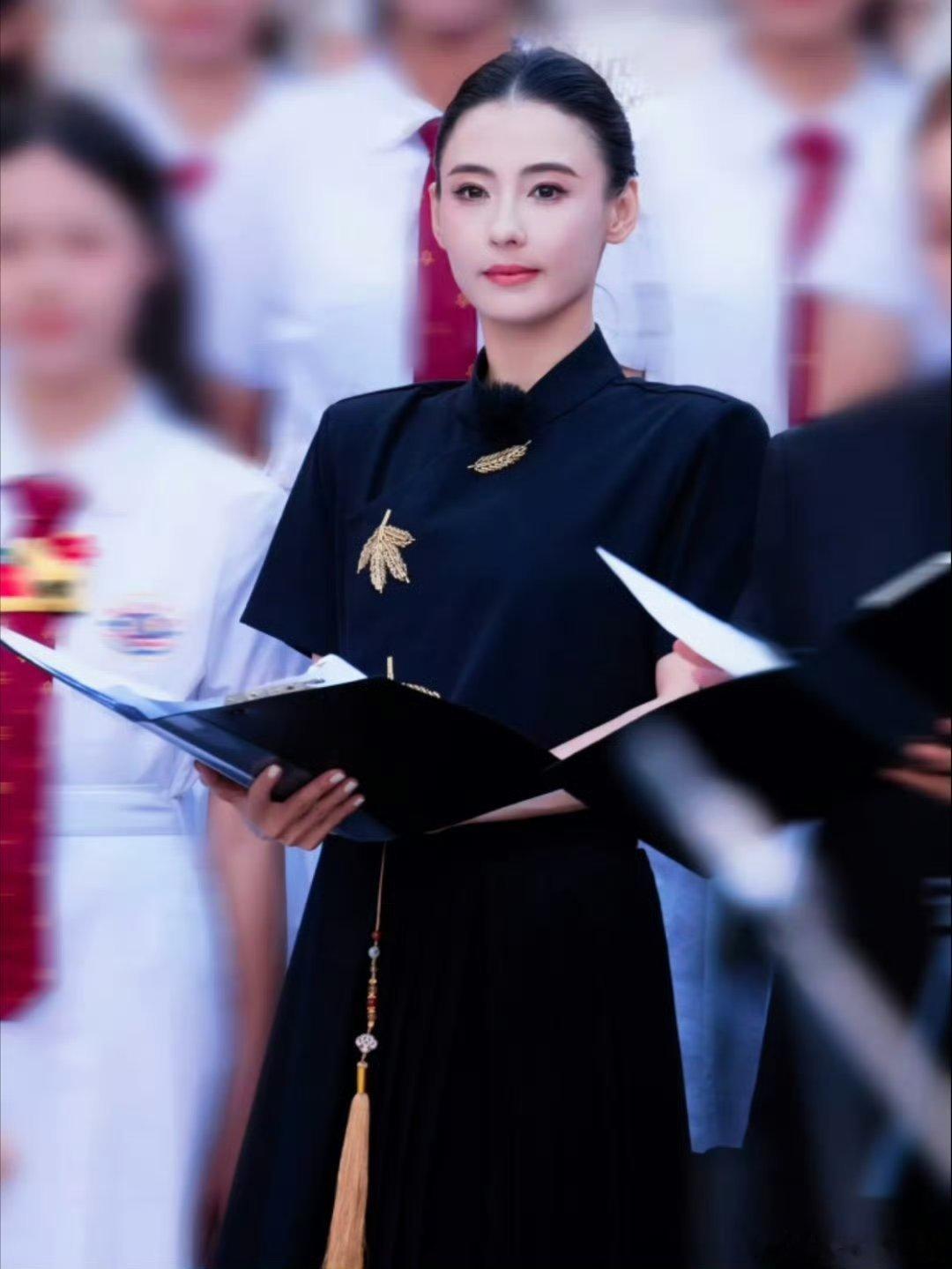 张柏芝就像偷偷开了高清四十六岁的张柏芝原生骨相优越，路人原相机抓拍依旧轮廓利落清