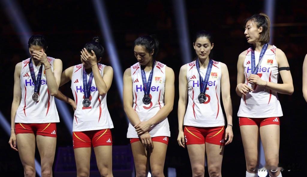 在天津30日举行的亚洲女排锦标赛上，中国女排以2比3输给泰国女排，失去了直通奥运
