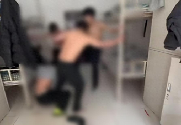 【#校方回应宿舍内多人殴打一男生#】#警方介入宿舍内多人殴打一男生# 近日，有网