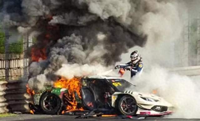 上海赛车事故引发车队退赛，吴彦祖英文发声痛批，王一博默默点赞