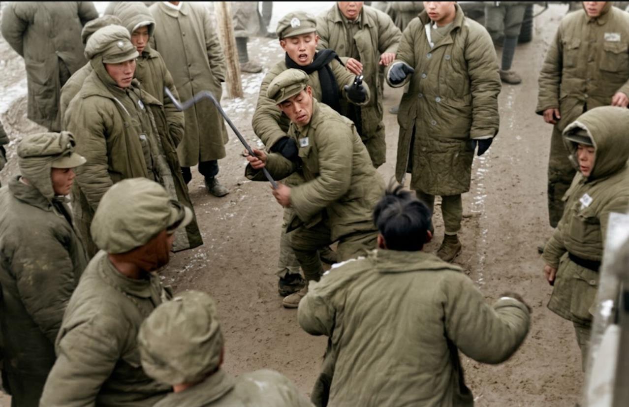 1948年底，淮海战役期间，美国《生活》杂志战地记者拍摄的杜聿明集团被解放军围困