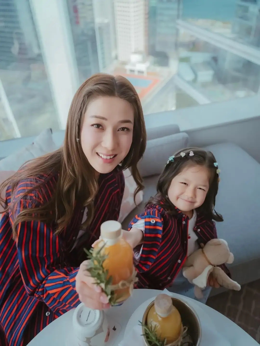 钟嘉欣晒和小女儿近照，母女俩穿亲子装出镜，3岁紫琳像爸爸多些！ 