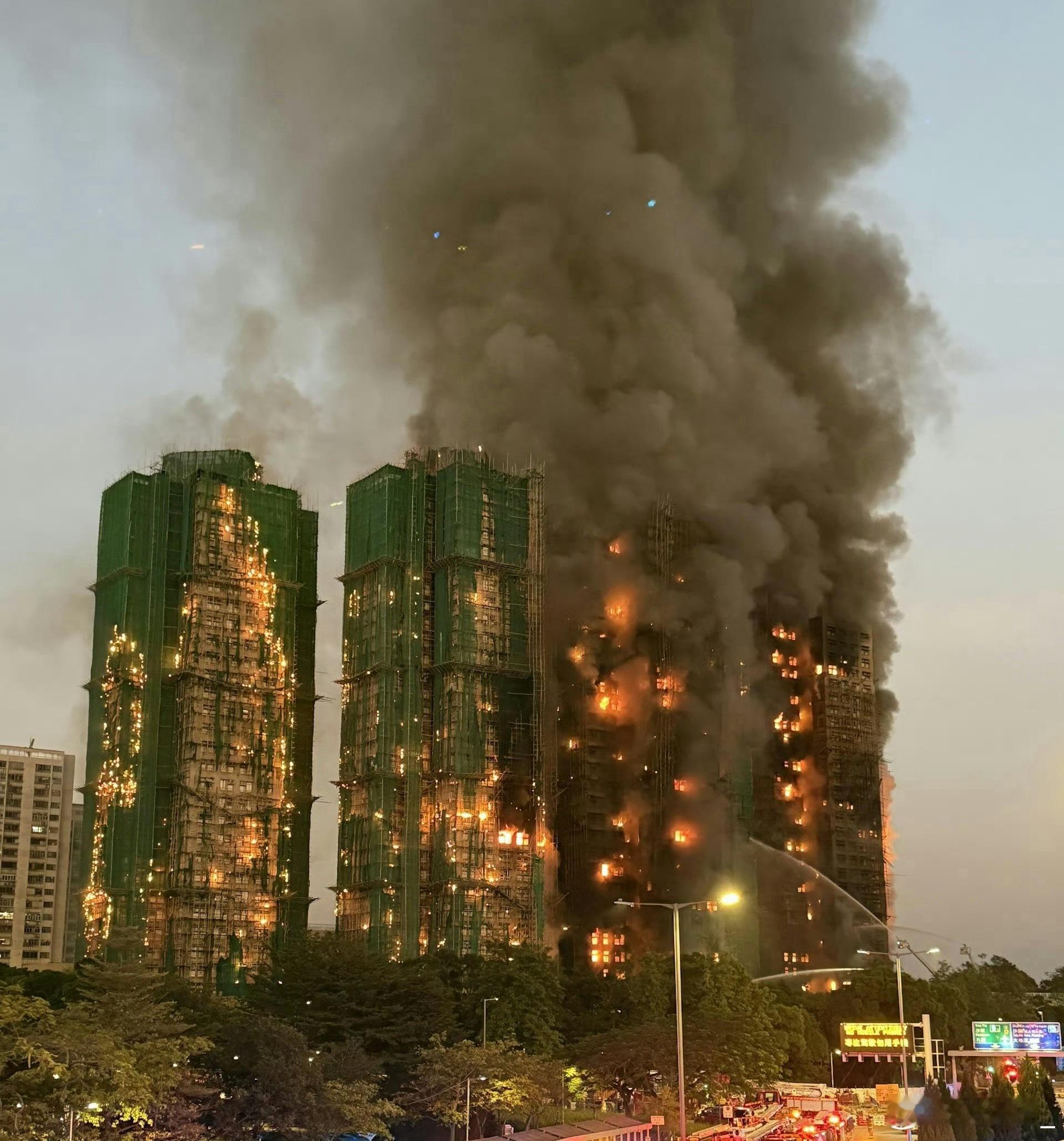 好吓人直接连片烧了还有一位消防员殉职希望再没什么人员伤亡了直击香港大埔火灾香港火