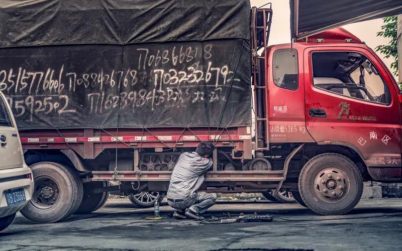 家人们，听我说个事儿，真的太让人感慨了。有个货车司机，不舍得住旅馆，就在车上住了