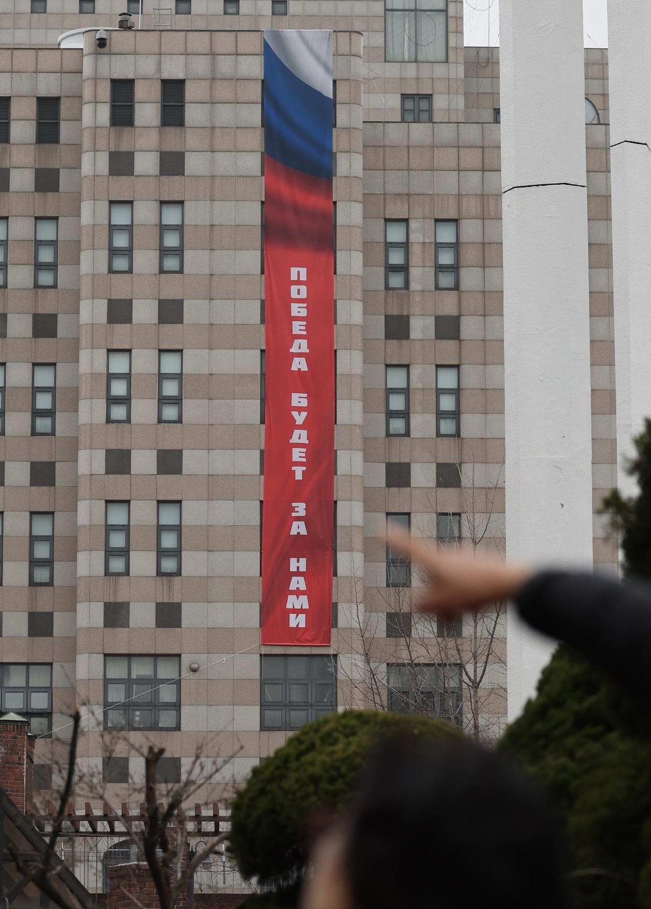 首尔市中心这一幕，让韩国政府陷入前所未有的“法理困境”

最近，在首尔市中心的俄