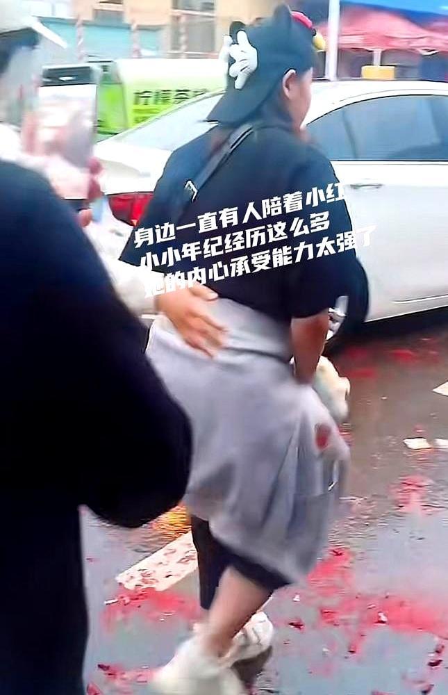 一个大妈猛地扑上去死死拽住全红婵的胳膊，吓得这个奥运冠军像触电一样猛缩回身子，颤