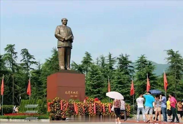 佛祖说：如是观照！​主席说：实事求是！佛祖说：众生平等！主席说：人民万岁！佛祖说