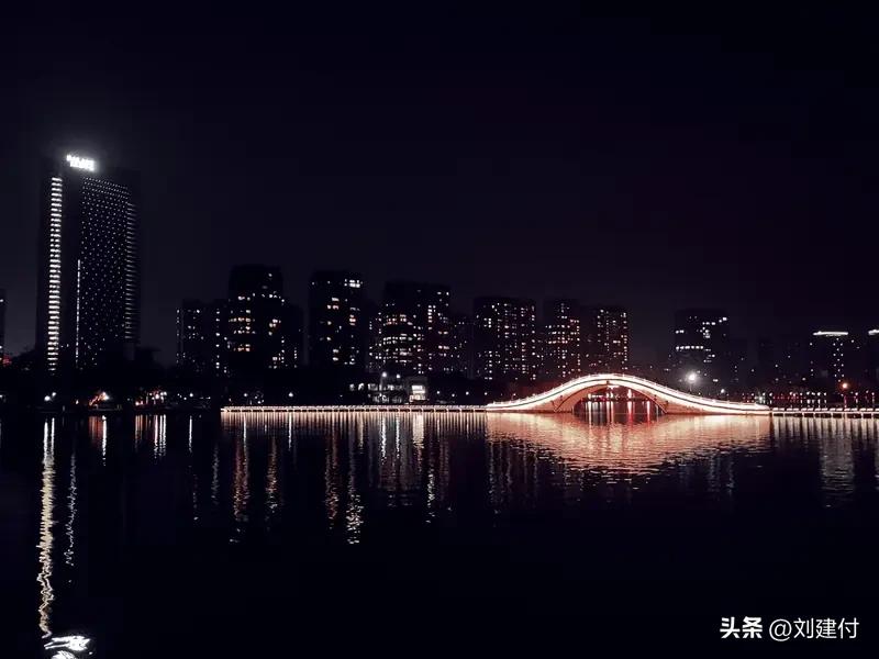 女子落水后冷静“躺平”近1小时获救 5月21日傍晚，浙江绍兴柯桥区瓜渚湖出了件大