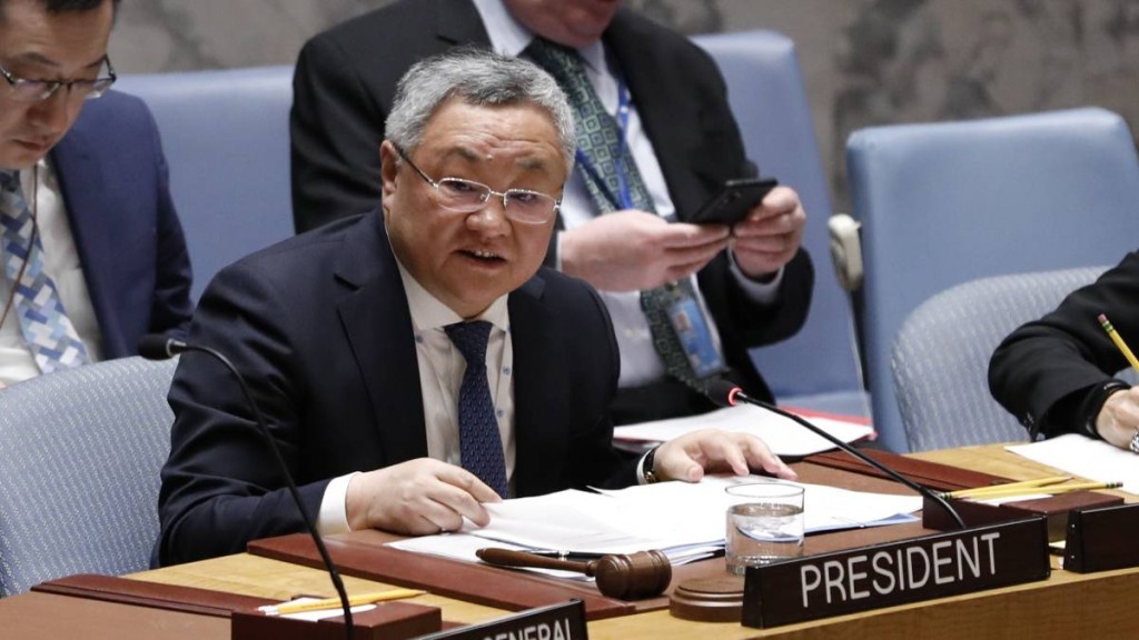 据参考消息报道，中国常驻联合国代表傅聪在安理会发言，强烈谴责美国作为伊核危机始作