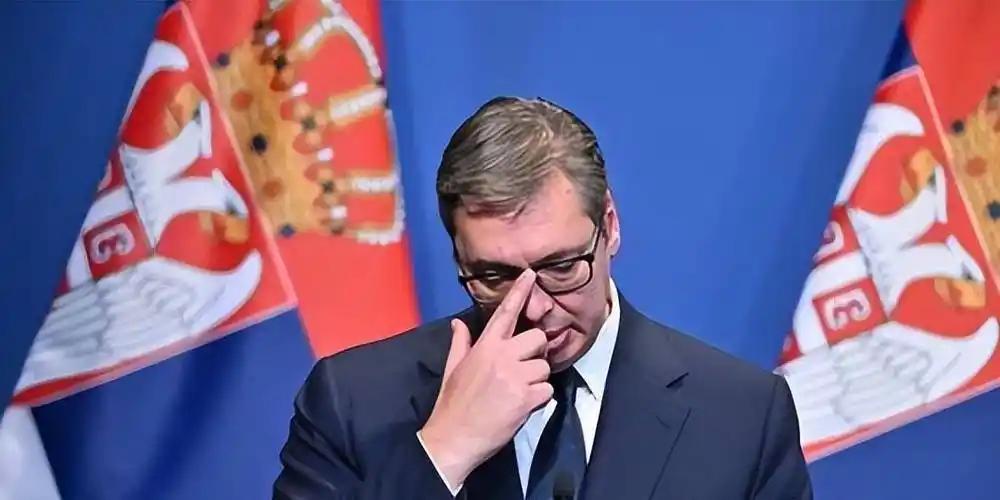 武契奇押上全部身家赌议会选举，结果满盘皆输，从一把手变成反对派领袖。有人以为，他