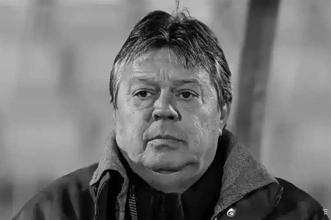 本世纪初，2001年，甲A联赛连沪争霸大连实德和上海申花两位主教练都去世了，科萨