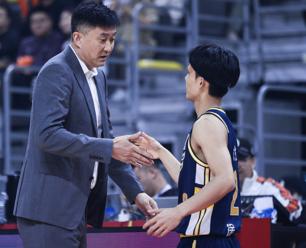 广东男篮vs龙狮男篮 广东男篮险胜广州，杜锋指导赛后点出球队不足：第一节篮板球输