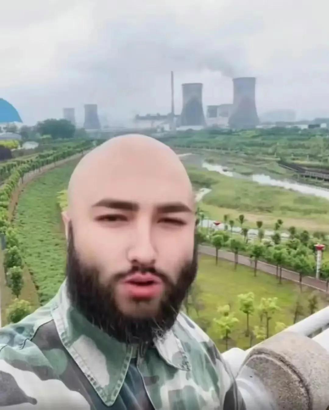 俄粉让骗子骗了！
下面这位穿着迷彩服，拍摄短视频
宣称自己是俄罗斯特种部队的
正