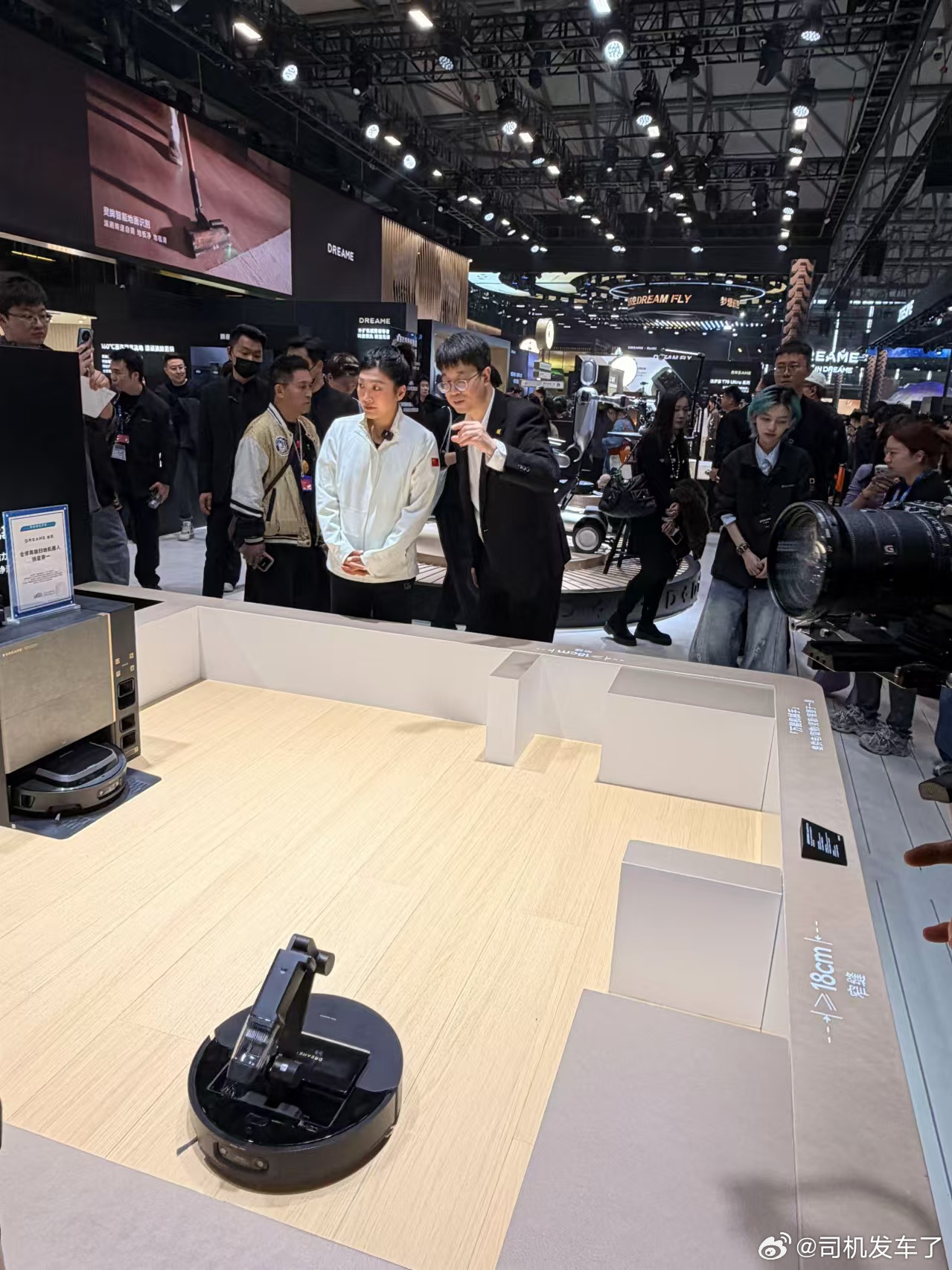 徐梦桃逛AWE被扫地机圈粉了徐梦桃AWE探展，扫地机成焦点。灵活越障、高效清扫，