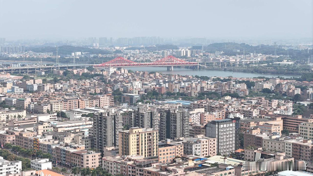 这是石碣全镇乃至全东莞为数不多一股清流，当别人都在打折促销，制造滞销氛围，排队抢