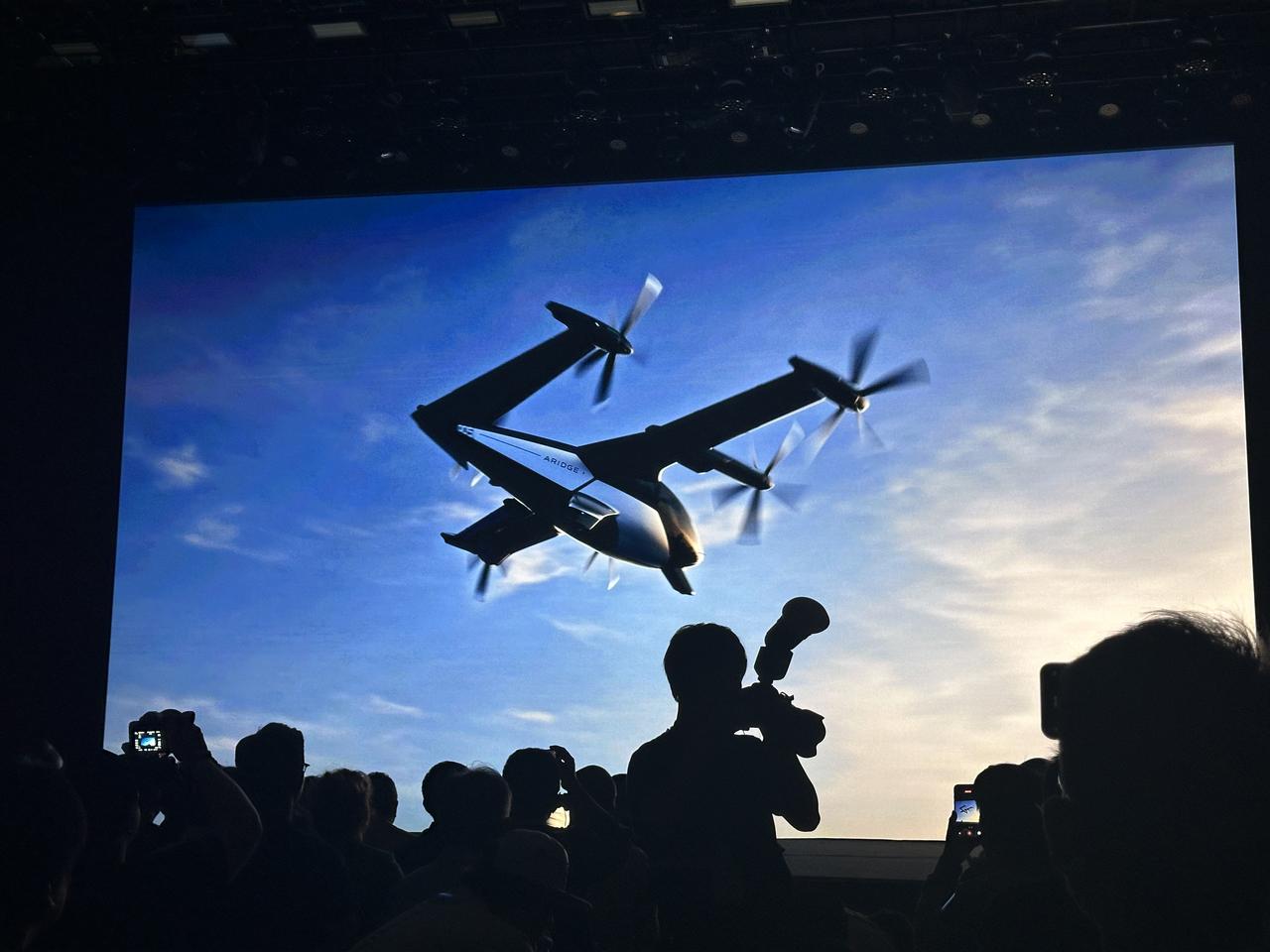 何小鹏造飞行汽车，这都第11个年头了！物理AI从地面卷到低空，这波操作666！[