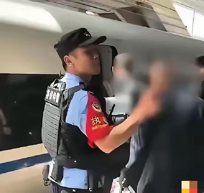 真正的人间清醒！
死板的规矩，永远要给活人让道
 
高铁站里，最让人焦急的，往往