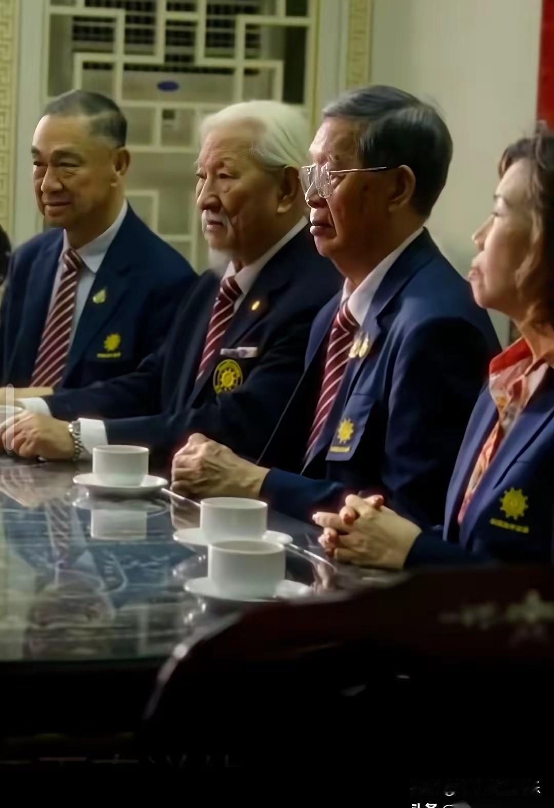 《给阿嫲的情书》有一场潮汕商会的戏，导演请演员演看着怎么都假，没有气场全开的感觉
