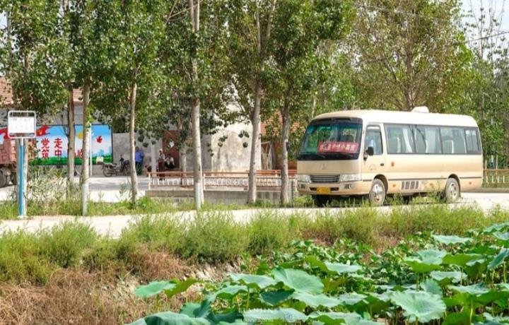 今天路过一乡村公交站点，
站台上站满了等候的乘客。
公交车一到站台，
乘客们便争