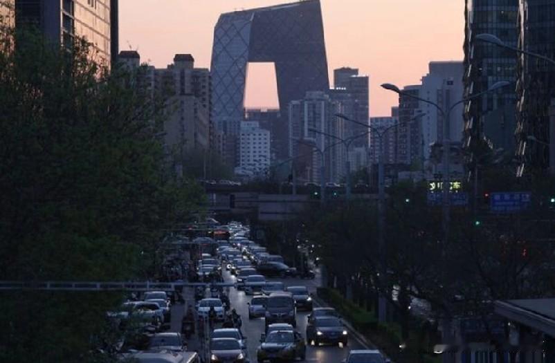 俄罗斯4个机场航班暂停，警告居民无人机袭击！
路透12月8日电——俄罗斯南部和西