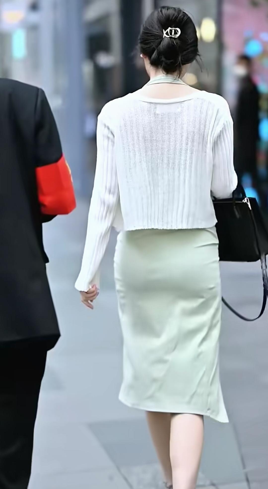 谢谢邀请，试对下联：

上联：叶落黄昏后，
下联：昙开午夜时。

上联“叶落黄昏